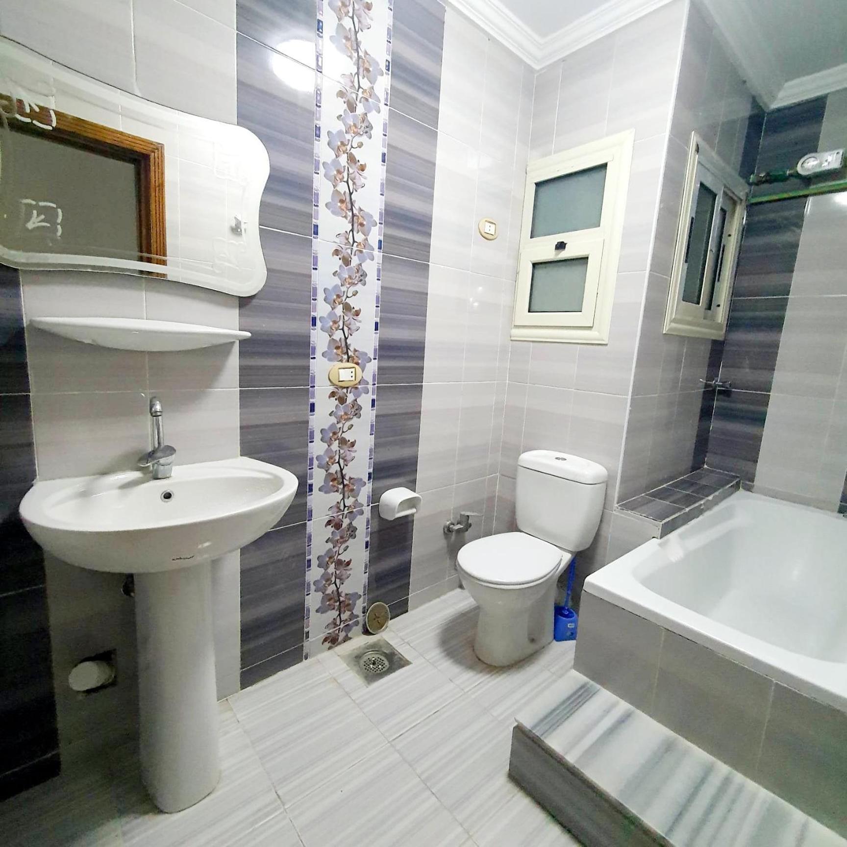 Apartment Sea And Montaza Palace View 2 Bedrooms Alexandria,2 Full Bathrooms, With 2 Ac And 1 Stand Fan, Free Wifi , Available Year Days With 3 Heavy Blankets Alexandria